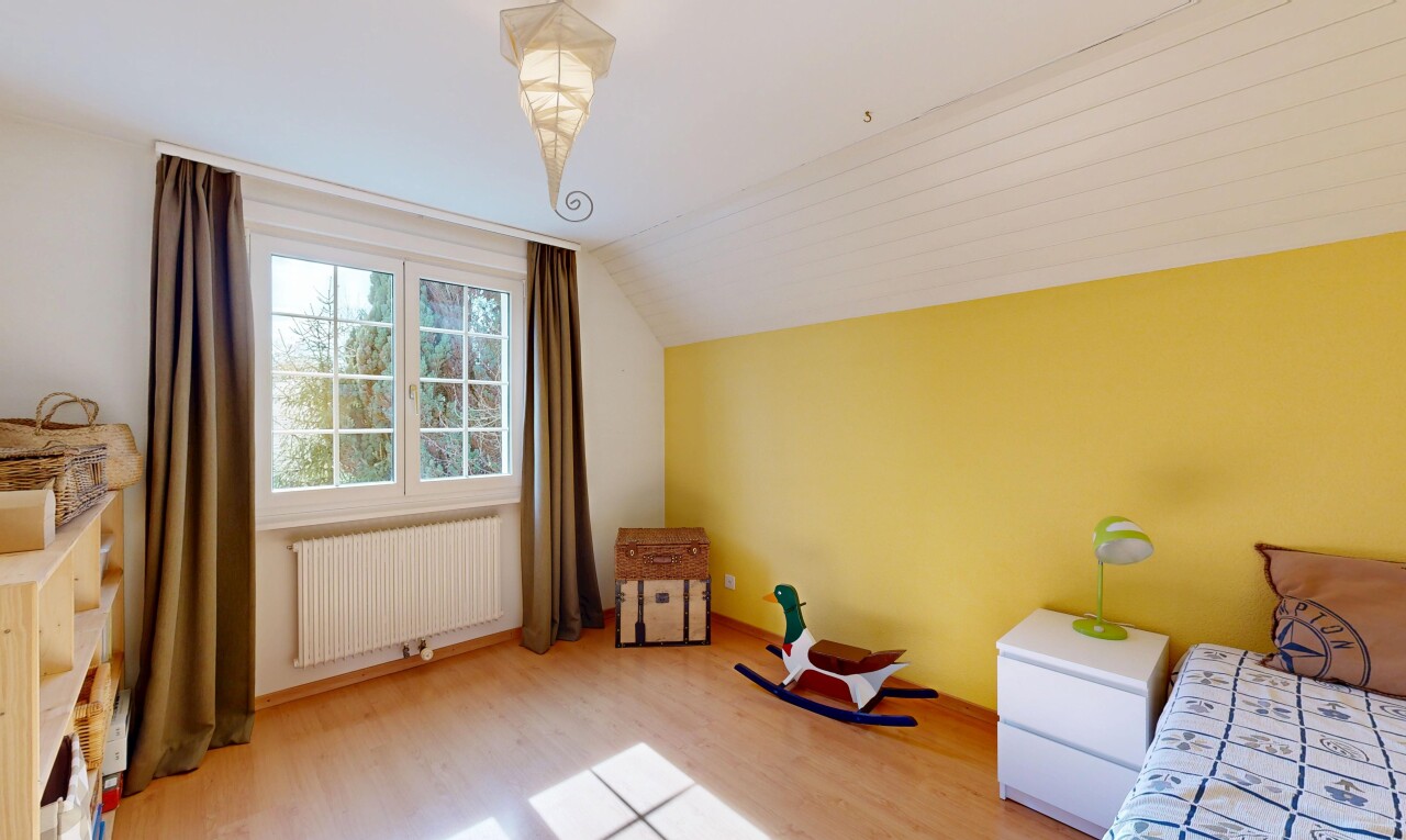 chambre avec plafond voûté, vaulted ceiling, radiateur, inside property, et sol en finition bois