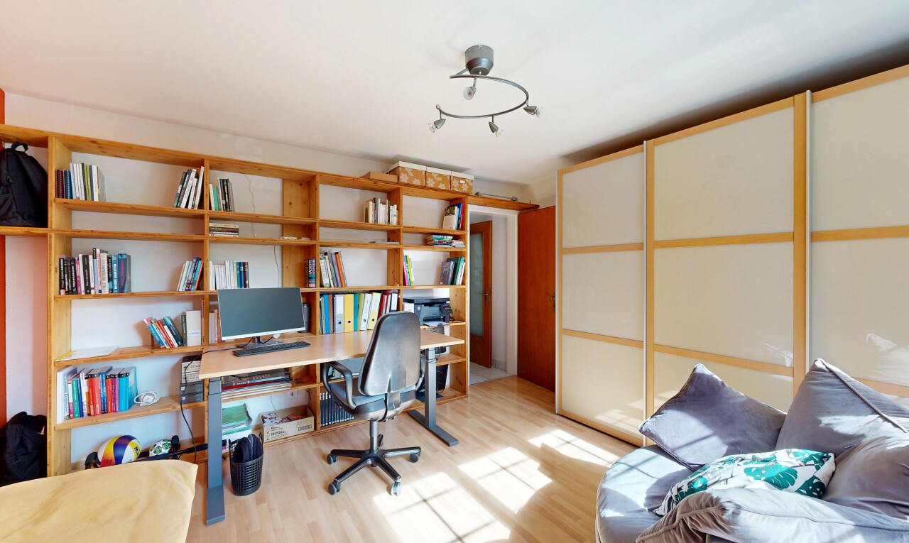 bureau avec sol en finition bois, wood finish floor, inside property, espace bureau, et télévision