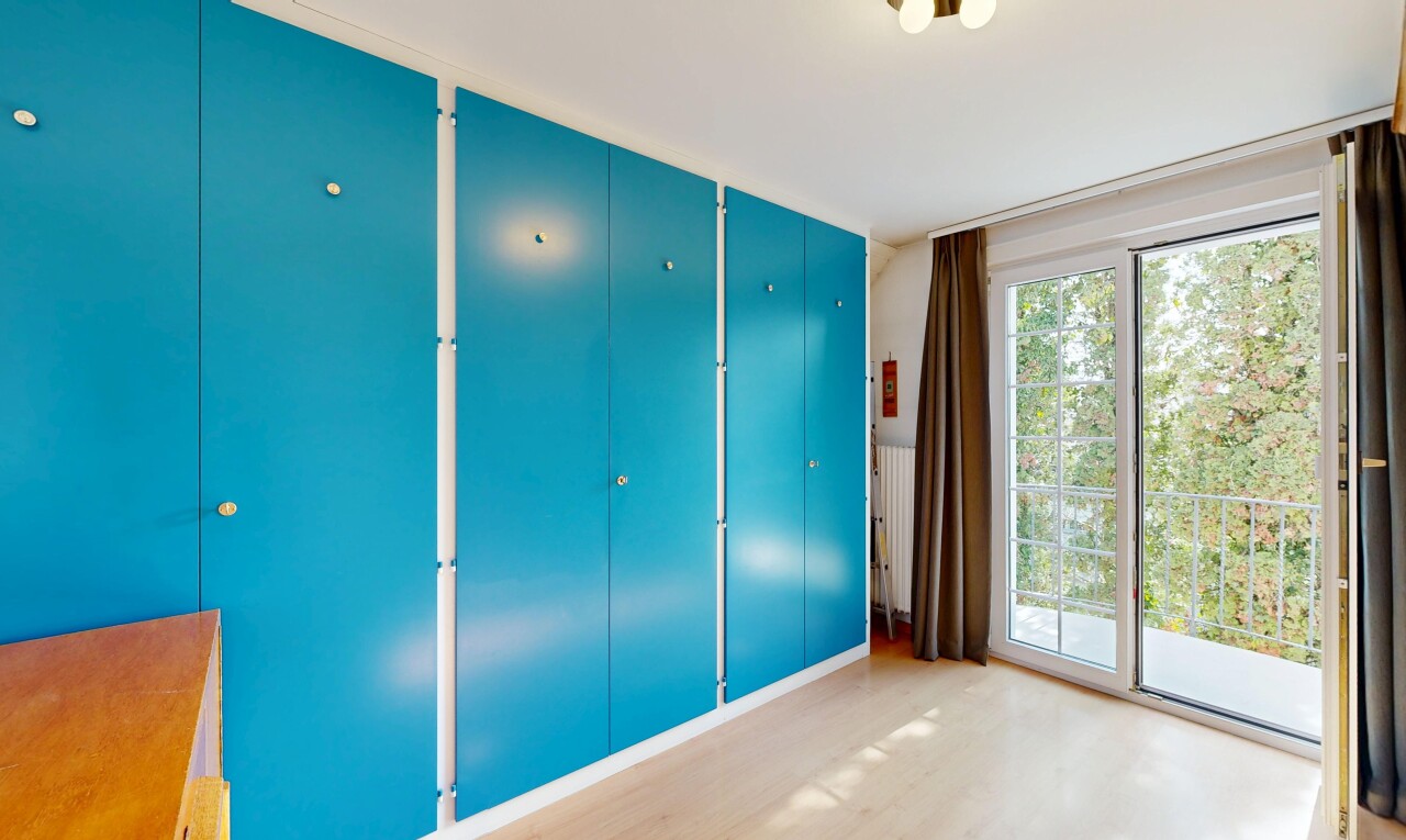 chambre avec sol en finition bois, wood finish floor, inside property, lumière naturelle, et natural light