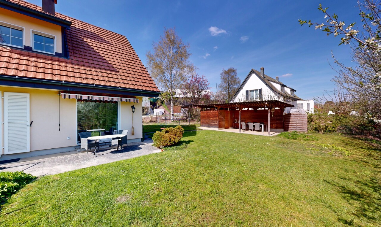 jardin avec terrasse, property visible, pelouse, pergola, et auvent