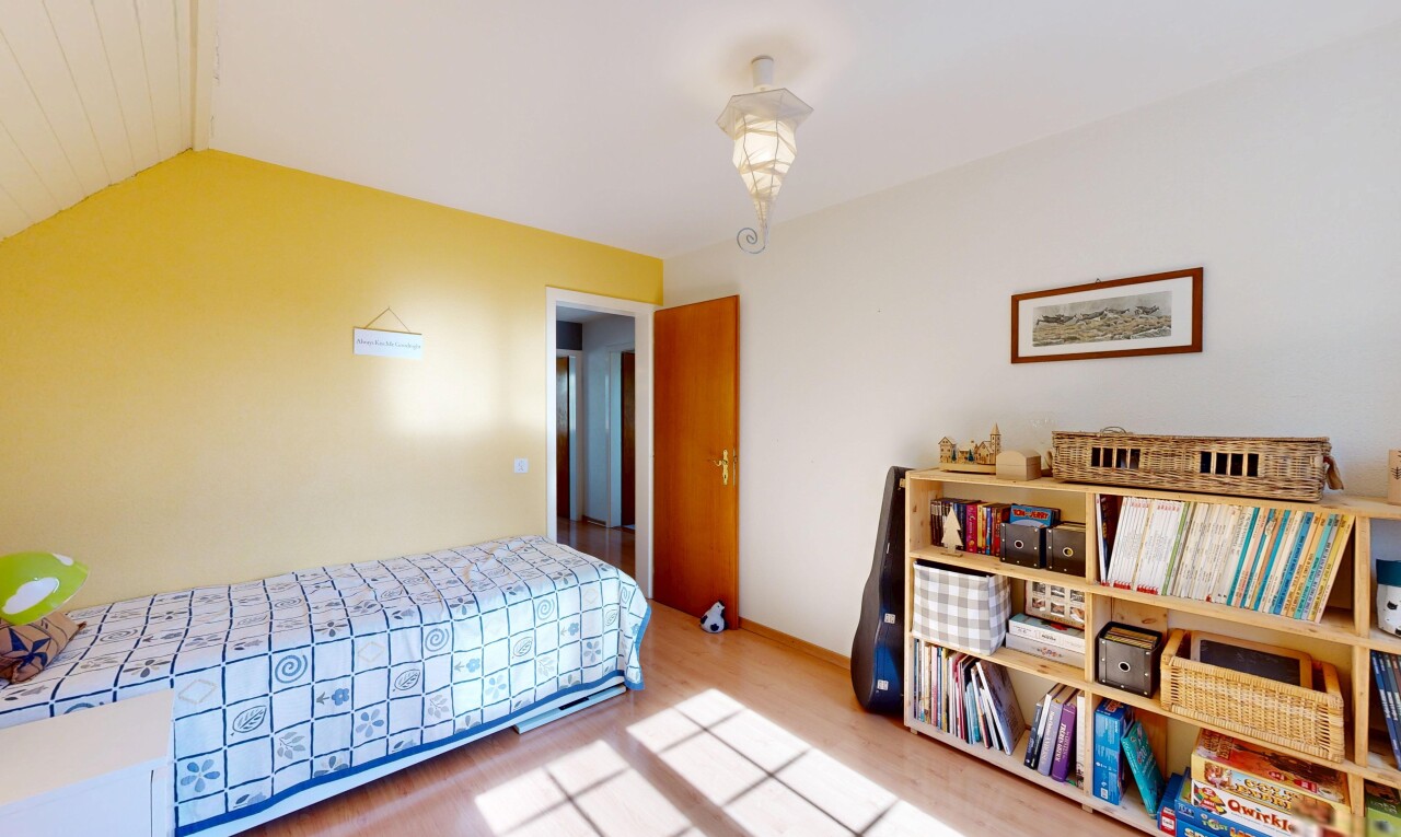 chambre avec inside property, sol en finition bois, wood finish floor, cloison sèche, et drywall