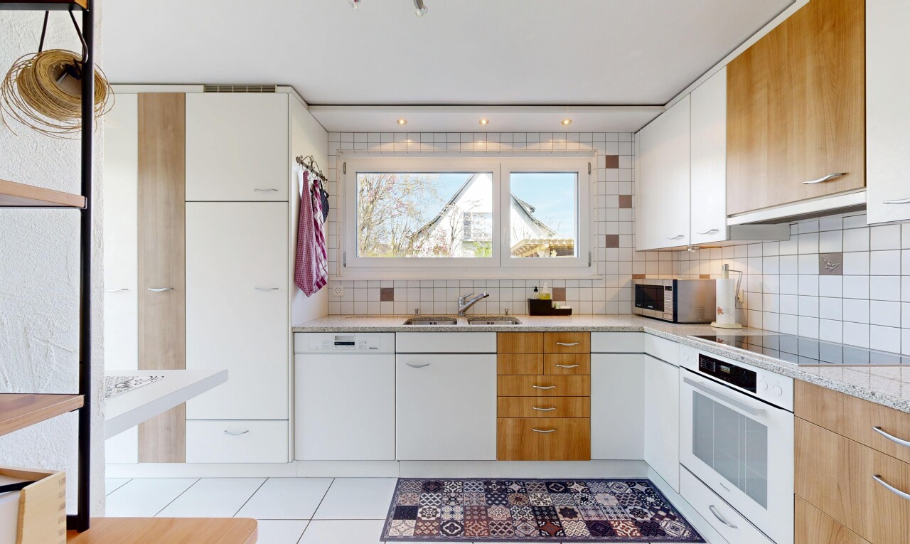 cuisine avec light countertops, plans de travail, four, light floor, et dosseret