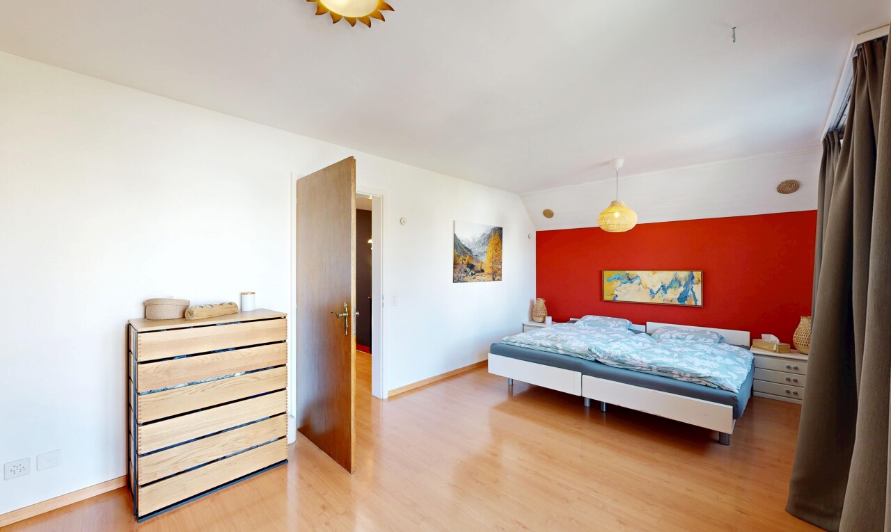 chambre avec cloison sèche, drywall, sol en finition bois, wood finish floor, et inside property