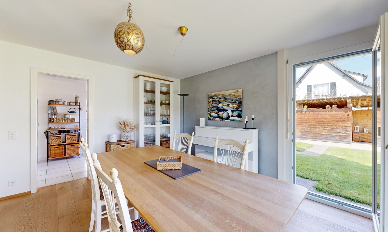 salle à manger avec lumière naturelle, natural light, inside property, sol en finition bois, et wood finish floor