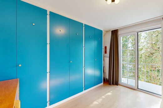 chambre avec sol en finition bois, wood finish floor, inside property, lumière naturelle, et natural light