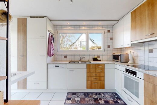 cuisine avec light countertops, plans de travail, four, light floor, et dosseret