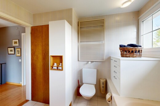 salle de bains avec radiateur, inside property, sol en carrelage, tile floor, et mur en carrelage