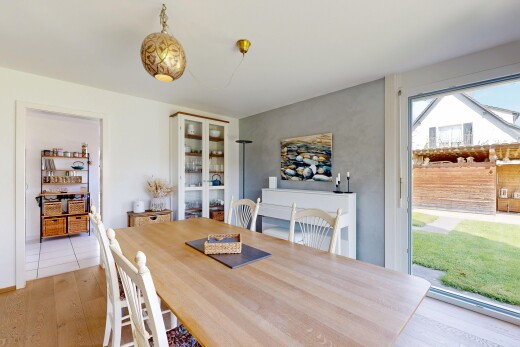 salle à manger avec lumière naturelle, natural light, inside property, sol en finition bois, et wood finish floor