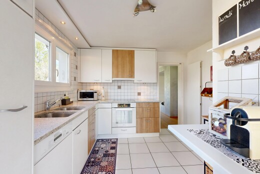 cuisine avec light countertops, four, dosseret, backsplash, et inside property