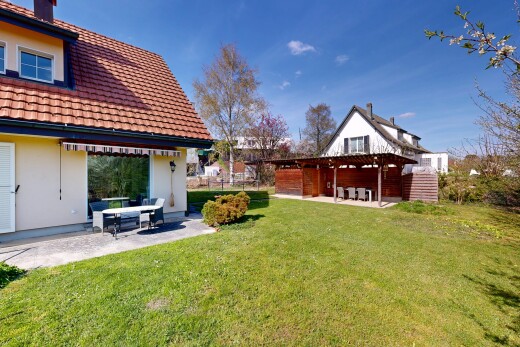 jardin avec terrasse, property visible, pelouse, pergola, et auvent