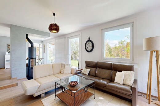 salon avec sol en finition bois, wood finish floor, day time, inside property, et lumière naturelle