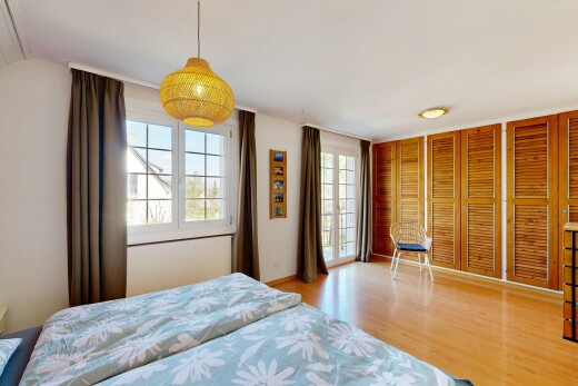 chambre avec cloison sèche, drywall, inside property, sol en finition bois, et wood finish floor