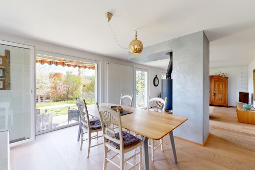 salle à manger avec sol en finition bois, wood finish floor, inside property, lumière naturelle, et natural light