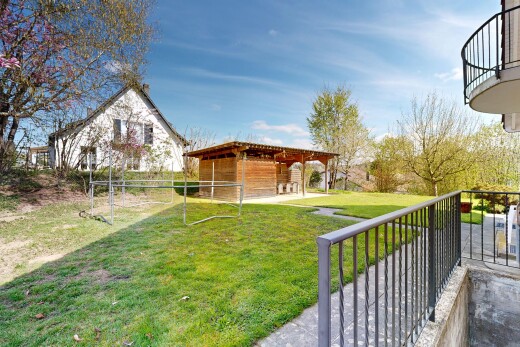 jardin avec day time, structure extérieure, et balcon