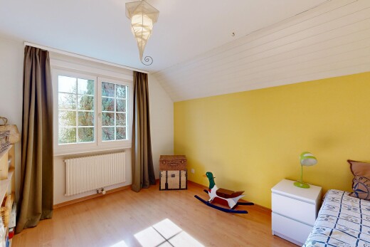 chambre avec plafond voûté, vaulted ceiling, radiateur, inside property, et sol en finition bois