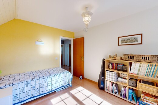 chambre avec inside property, sol en finition bois, wood finish floor, cloison sèche, et drywall