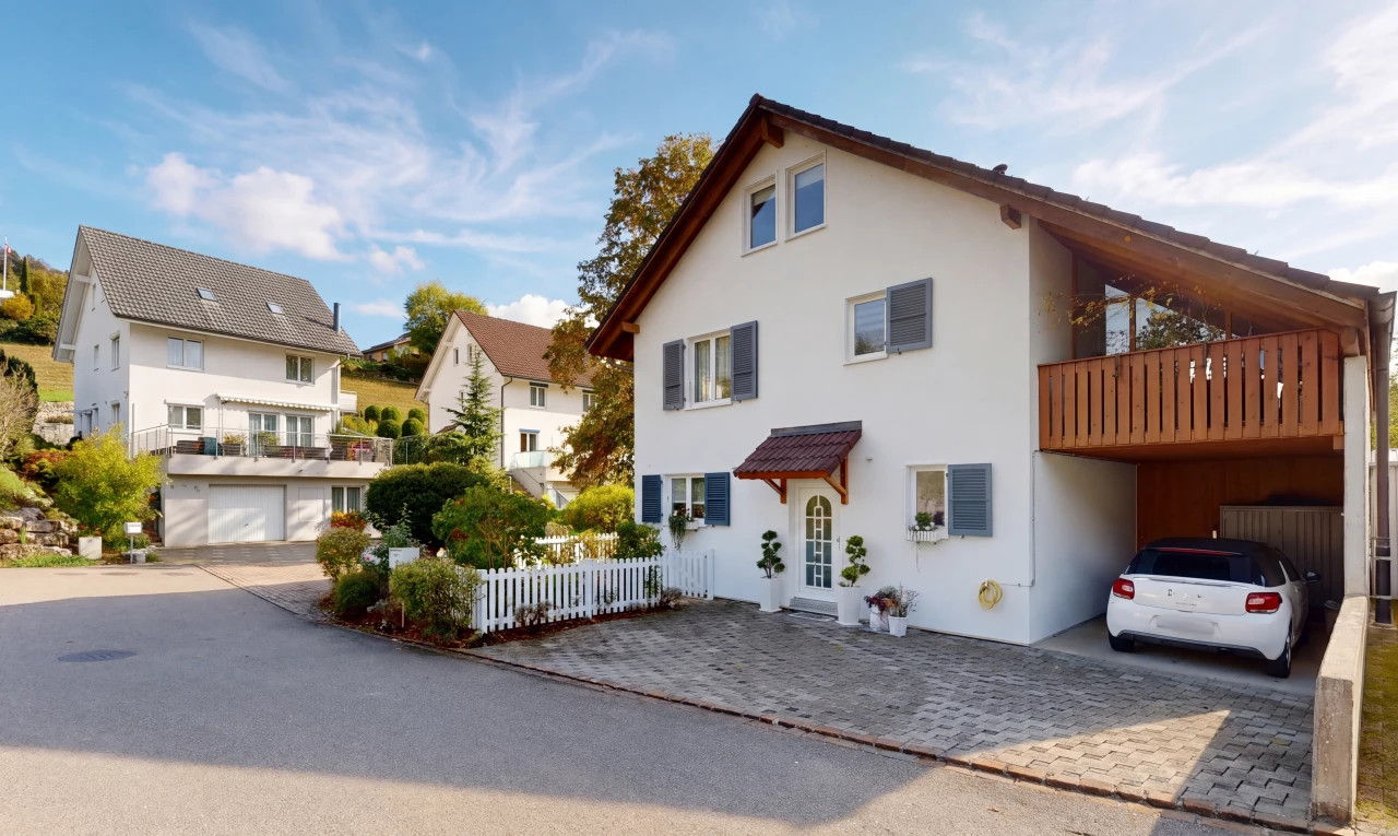 view of home with driveway and stucco siding