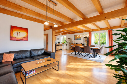 salon / salle à manger avec beamed ceiling, plafond à poutres, high end ceiling, lumière naturelle, et inside property
