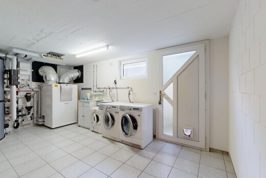 buanderie avec sous-sol, lave-linge et sèche-linge séparés, low ceiling, plafond bas, et inside property