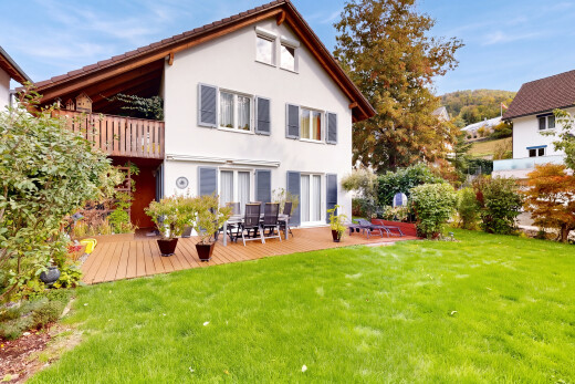 façade avec terrasse, pelouse, property visible, day time, et from property