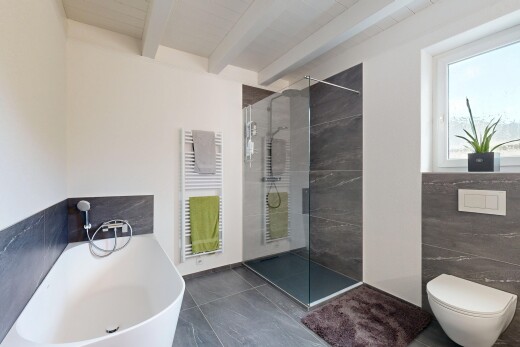 salle de bains avec chauffe-serviettes, radiateur, salle de bain complète, bain, et douche