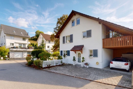 view of home with driveway and stucco siding