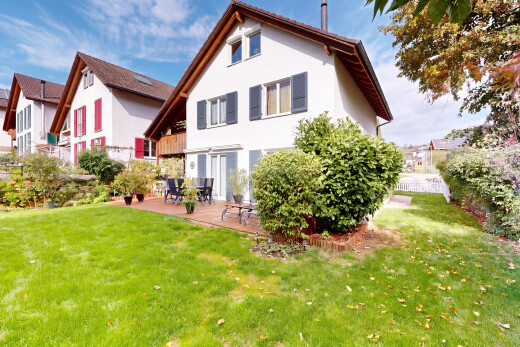 façade avec pelouse, property visible, bardage en stuc, et day time