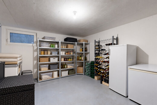 bureau avec chest freezer, sous-sol, concrete floor, sol en béton, et drywall