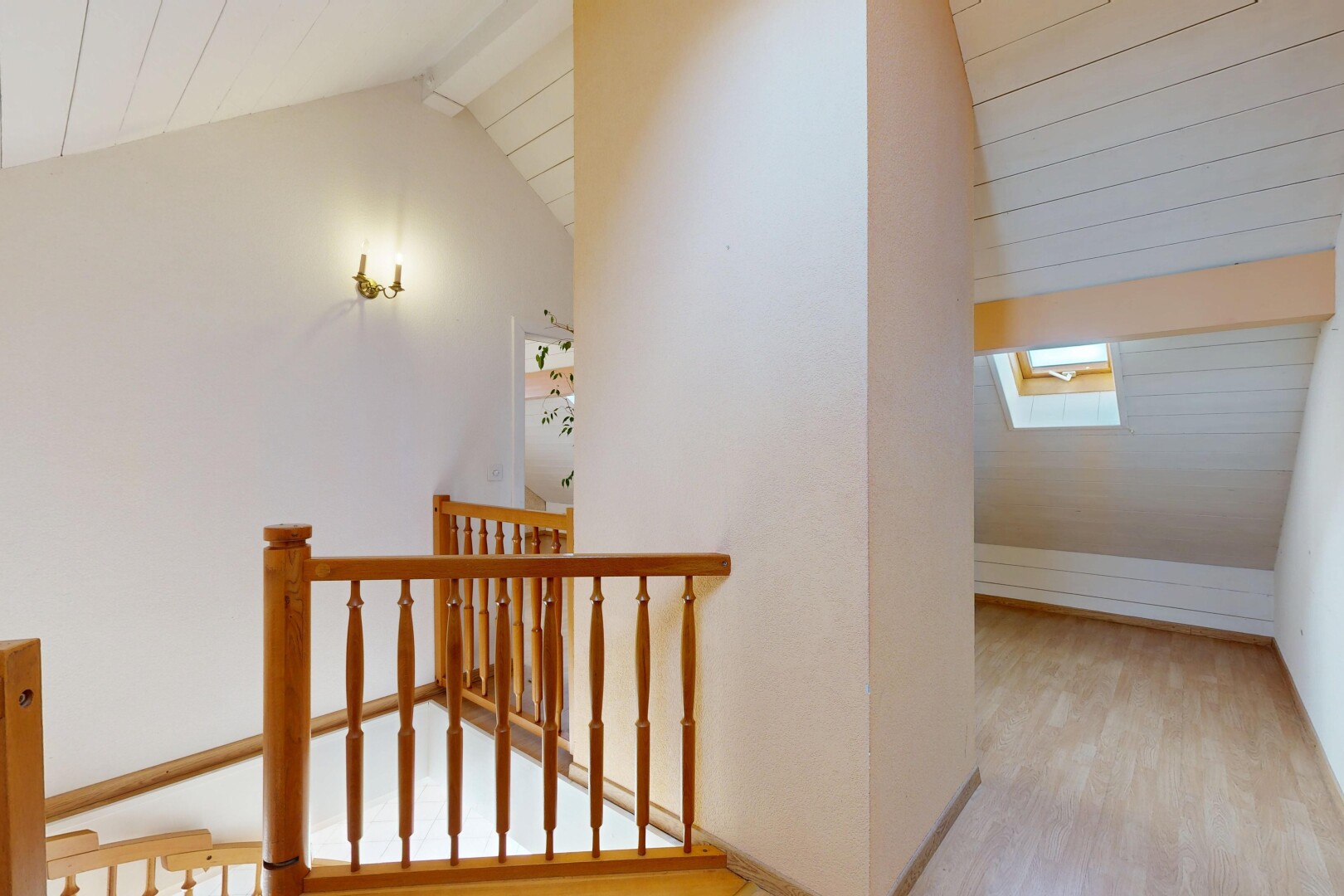 couloir avec vaulted ceiling, plafond voûté, beamed ceiling, plafond à poutres, et inside property