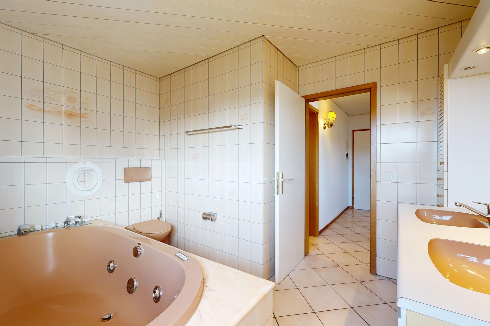 salle de bains avec tile wall, mur en carrelage, bain, salle de bain complète, et double vasque