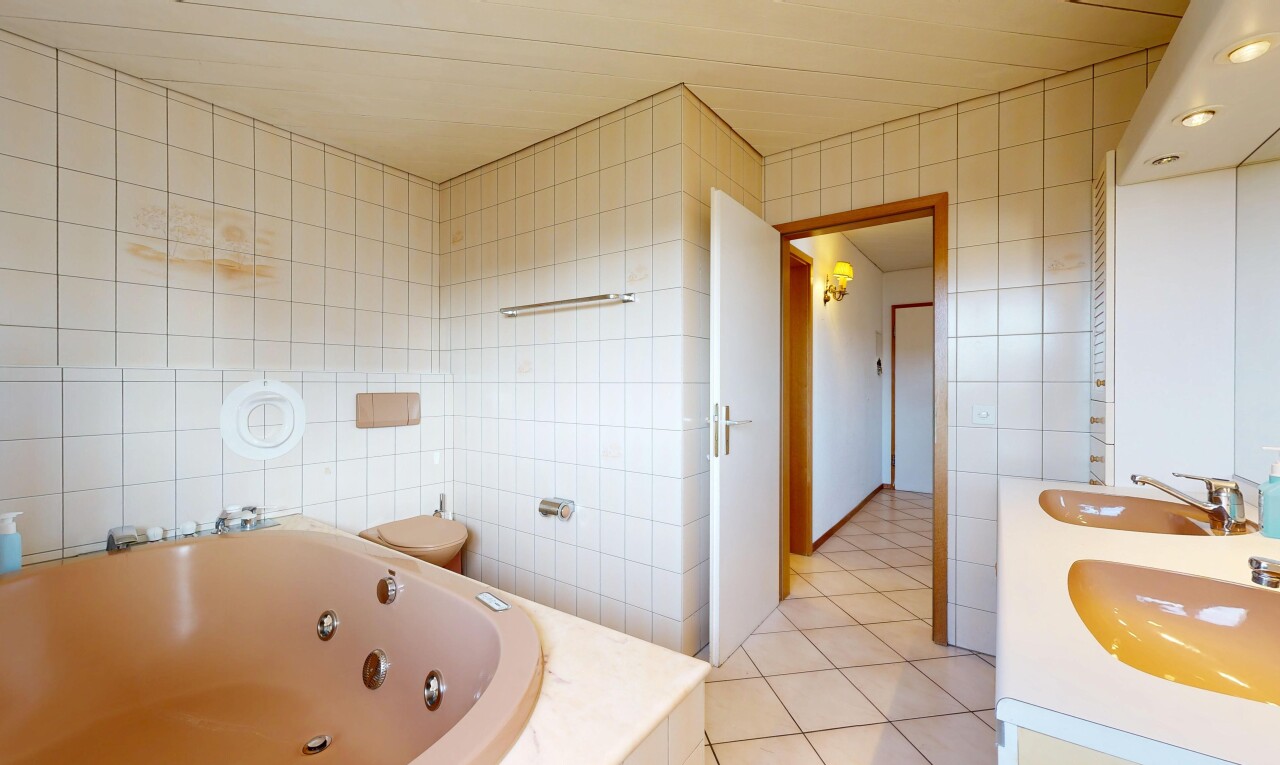 salle de bains avec tile wall, mur en carrelage, bain, salle de bain complète, et double vasque