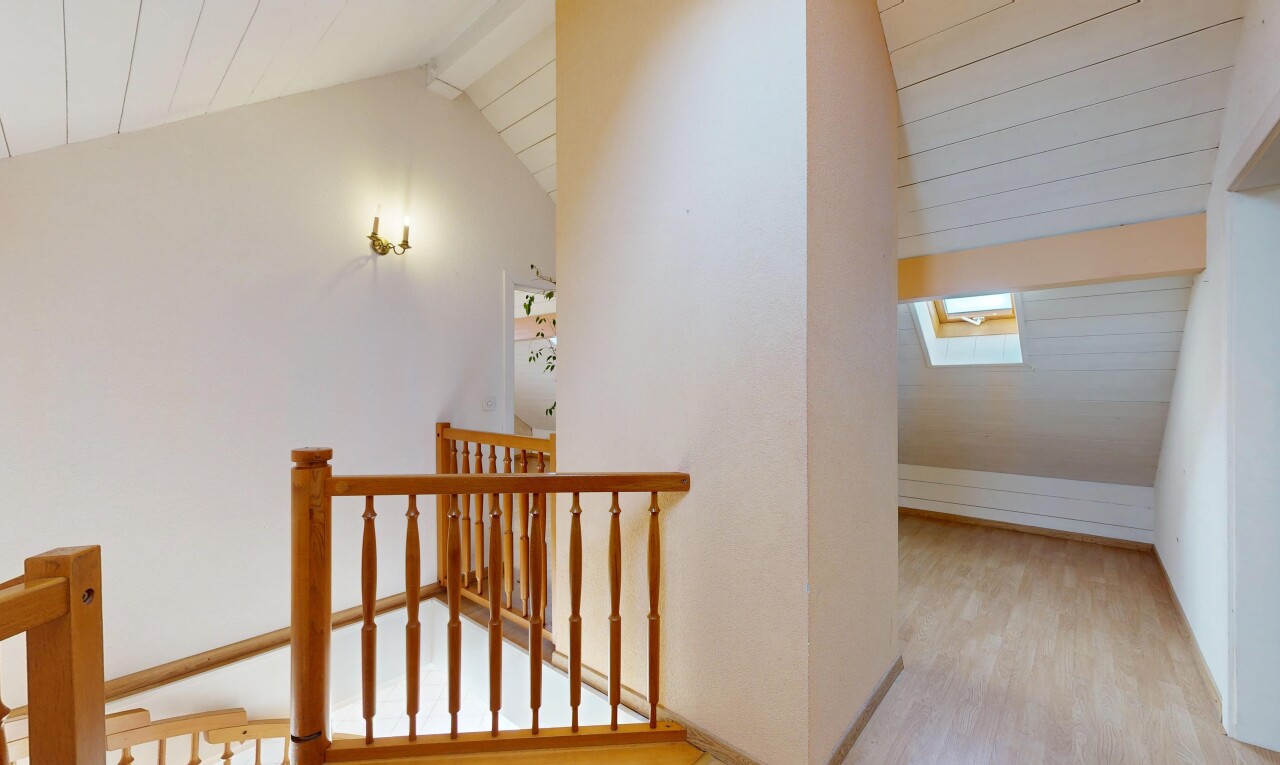 couloir avec vaulted ceiling, plafond voûté, beamed ceiling, plafond à poutres, et inside property