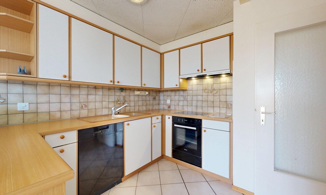 cuisine avec armoires blanches, white cabinets, plans de travail, light countertops, et four