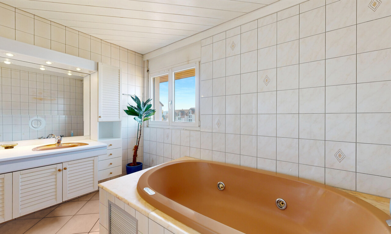 salle de bains avec day time, salle de bain complète, mur en carrelage, tile wall, et lumière naturelle