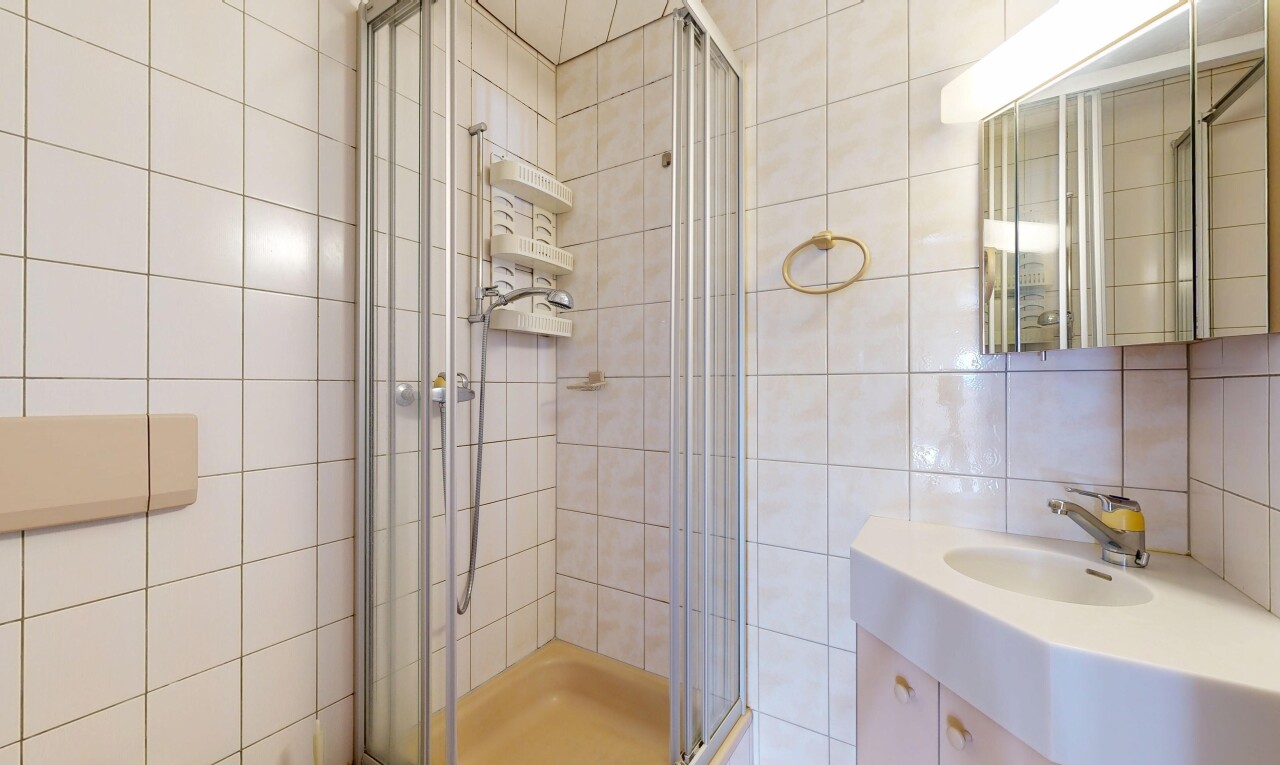 salle de bains avec miroir, salle de bain complète, douche, tile wall, et mur en carrelage
