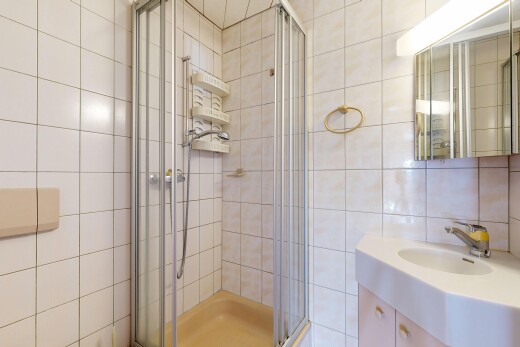 salle de bains avec miroir, salle de bain complète, douche, tile wall, et mur en carrelage
