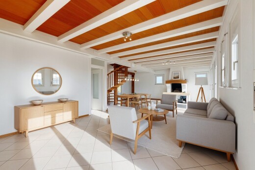 salon avec inside property, drywall, cloison sèche, escaliers, et natural light