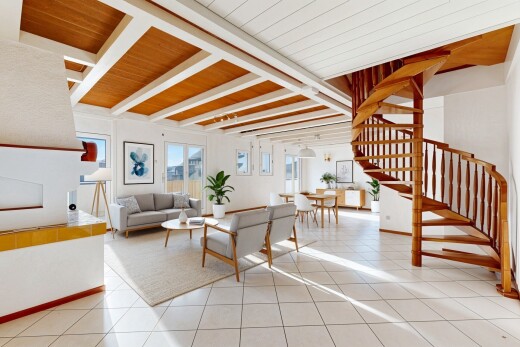 salon avec escaliers, inside property, plafond en bois, wood ceiling, et lumière naturelle