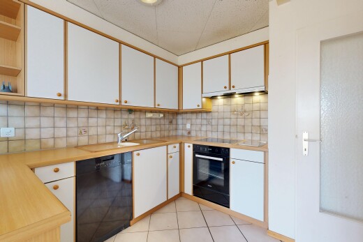 cuisine avec armoires blanches, white cabinets, plans de travail, light countertops, et four
