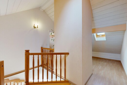 couloir avec vaulted ceiling, plafond voûté, beamed ceiling, plafond à poutres, et inside property