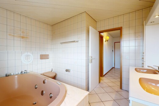 salle de bains avec tile wall, mur en carrelage, bain, salle de bain complète, et double vasque