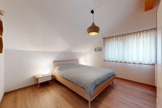chambre avec plafond voûté, vaulted ceiling, cloison sèche, drywall, et sol en finition bois