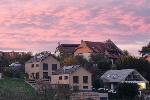 façade avec panneaux solaires, terrasse, dusk, residential view, et vue résidentielle