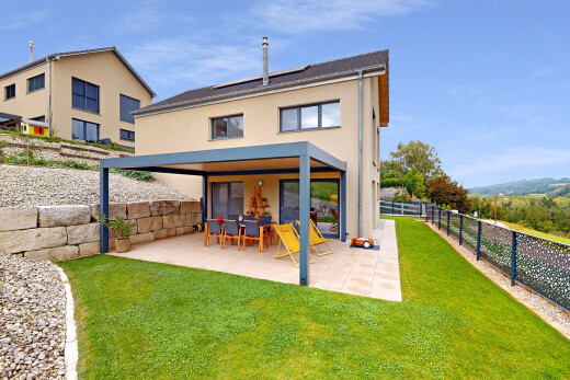 façade avec terrasse, bardage en stuc, property visible, clôture, et day time