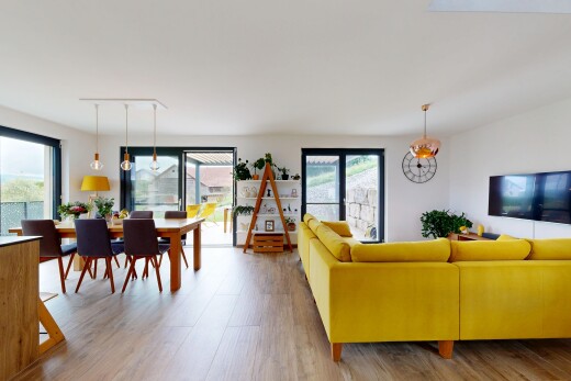 salon / salle à manger avec télévision, inside property, sol en finition bois, wood finish floor, et lumière naturelle