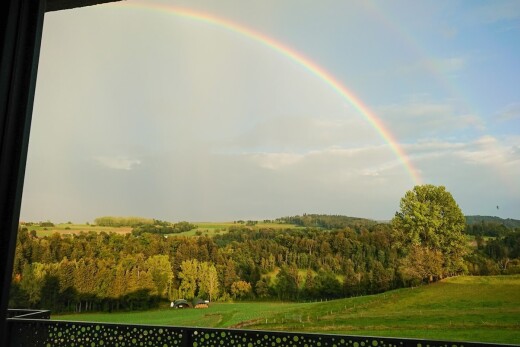 extérieur du bâtiment avec forest view, vue sur la forêt, et from property