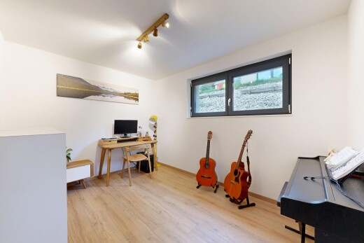 bureau avec espace bureau, sol en finition bois, wood finish floor, lumière naturelle, et natural light