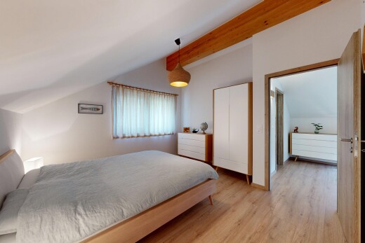 chambre avec plafond à poutres, beamed ceiling, sol en finition bois, wood finish floor, et plafond voûté