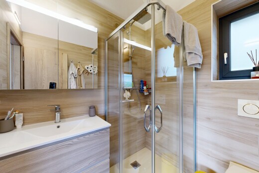 salle de bains avec lavabo (ou coiffeuse selon le contexte), inside property, miroir, salle de bain complète, et tile shower