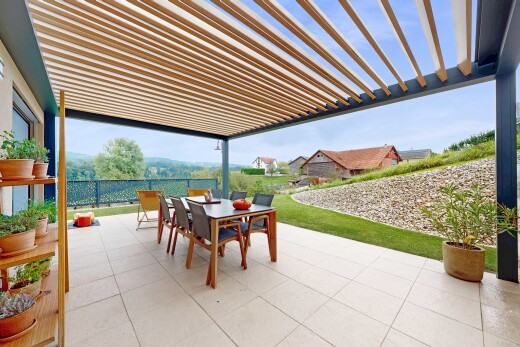 terrasse avec from property, pergola, coin repas extérieur, et terrasse